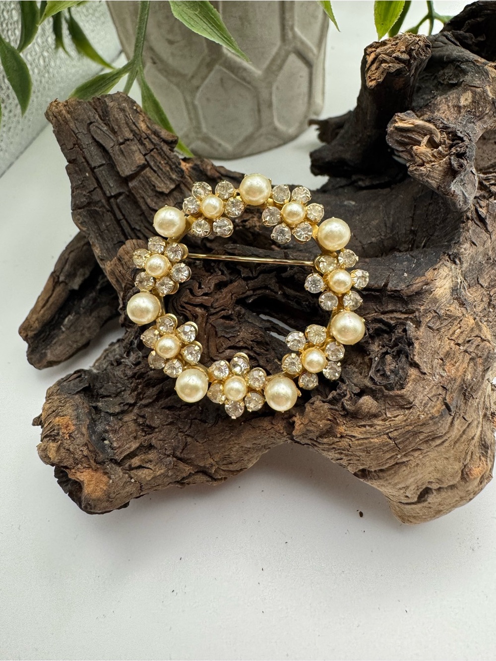 Vintage gold tone brooch with rhinestones and faux pearls, EUC. 1 1/2”.